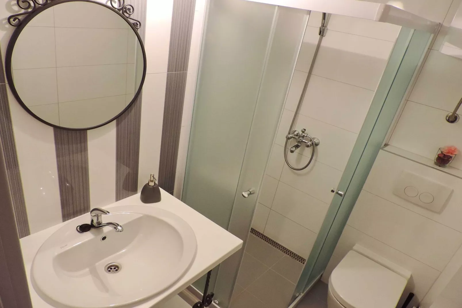 Blissful Bay Apartments Vrboska - Studio with Terrace (owner Ruzmarin)-Badkamer
