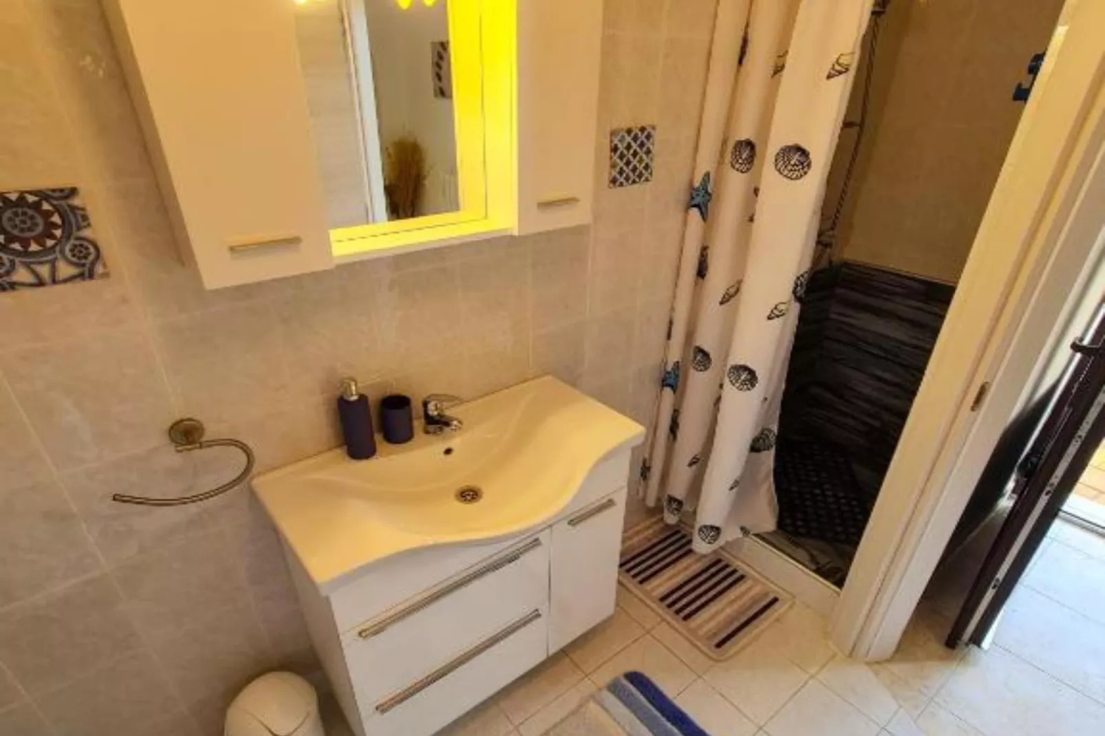 Apartments Marko - Three Bedroom Apartment with Sea View-Badkamer