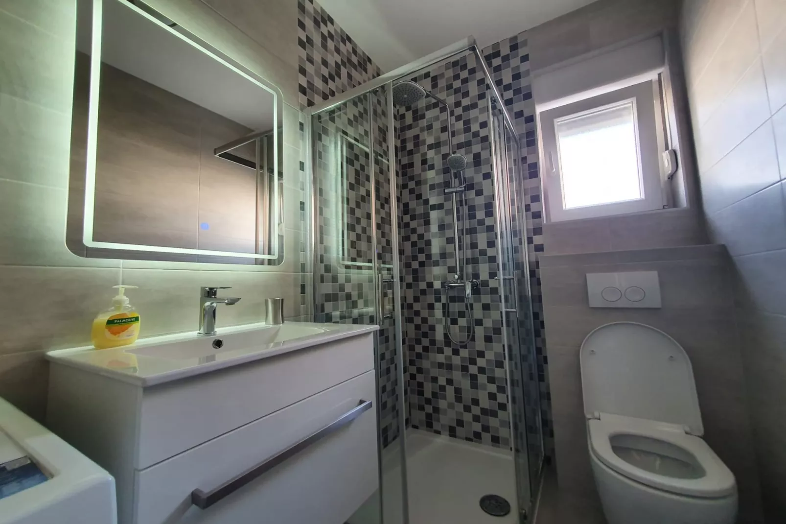 Kastel Novi Elegant and Stylish Apartment with Terrace and Patio - Two Bedroom Apartment with Terrace-Badkamer