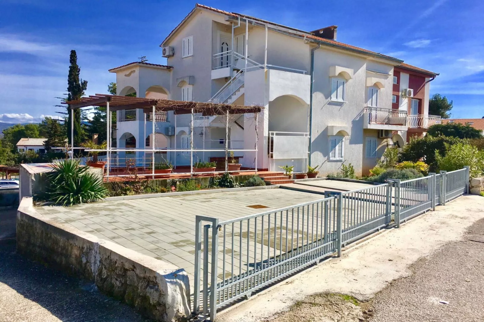 Bright Krk Apartment with Balcony and Beach Proximity - One Bedroom Apartment-Buitenlucht