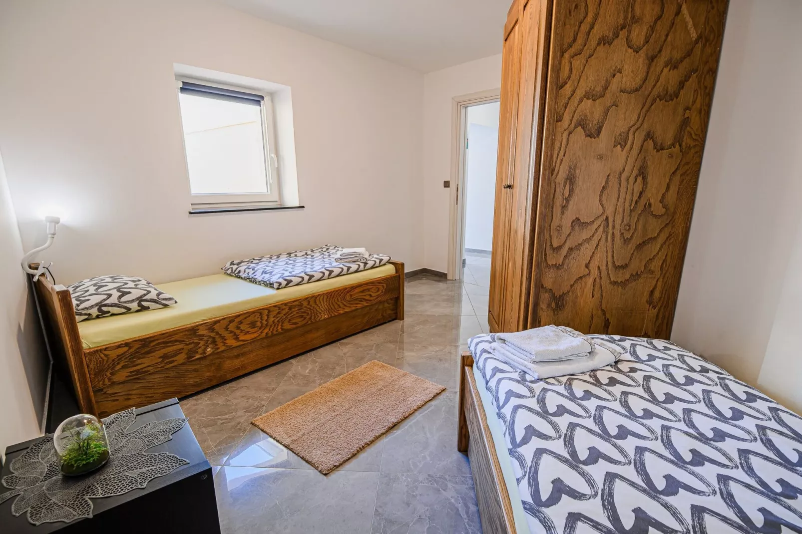 Sleek and Stylish Umag Apartments with Sea View - Two Bedroom Apartment with Balcony-Slaapkamer