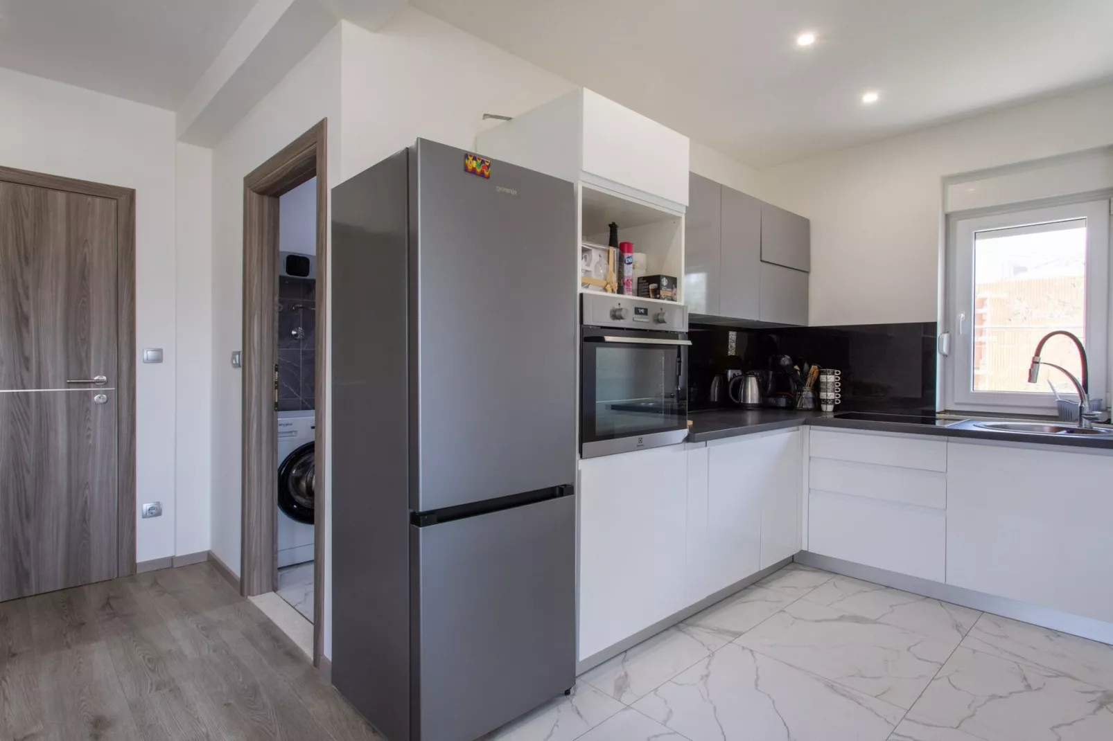 Trendy and Chic Apartment with Terrace and Private Garden - One Bedroom Apartment-Keuken
