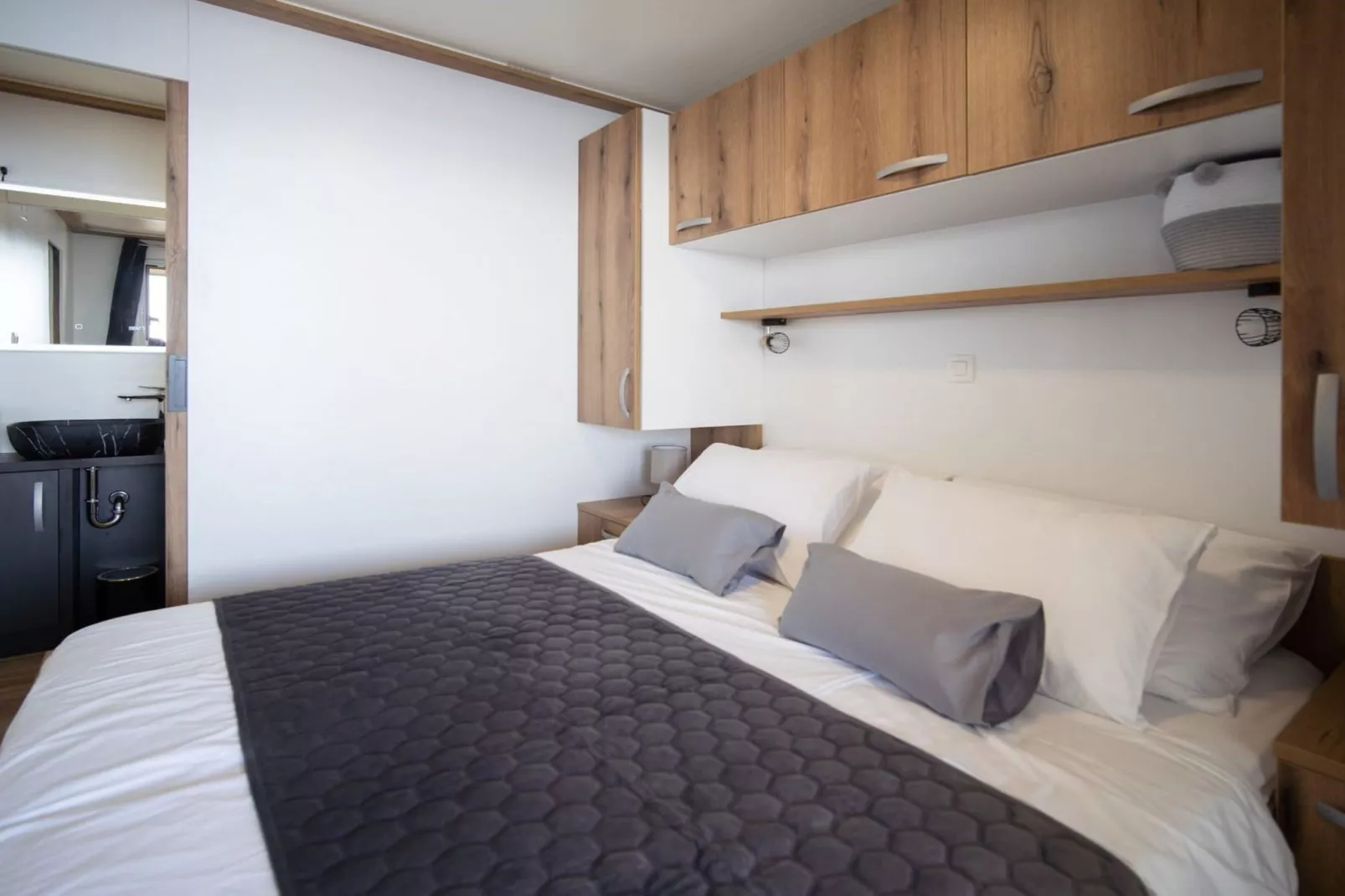 Seaside Deluxe Escape at Klenovica Camping - Two Bedroom Holiday Home with Terrace (owner 418)-Slaapkamer