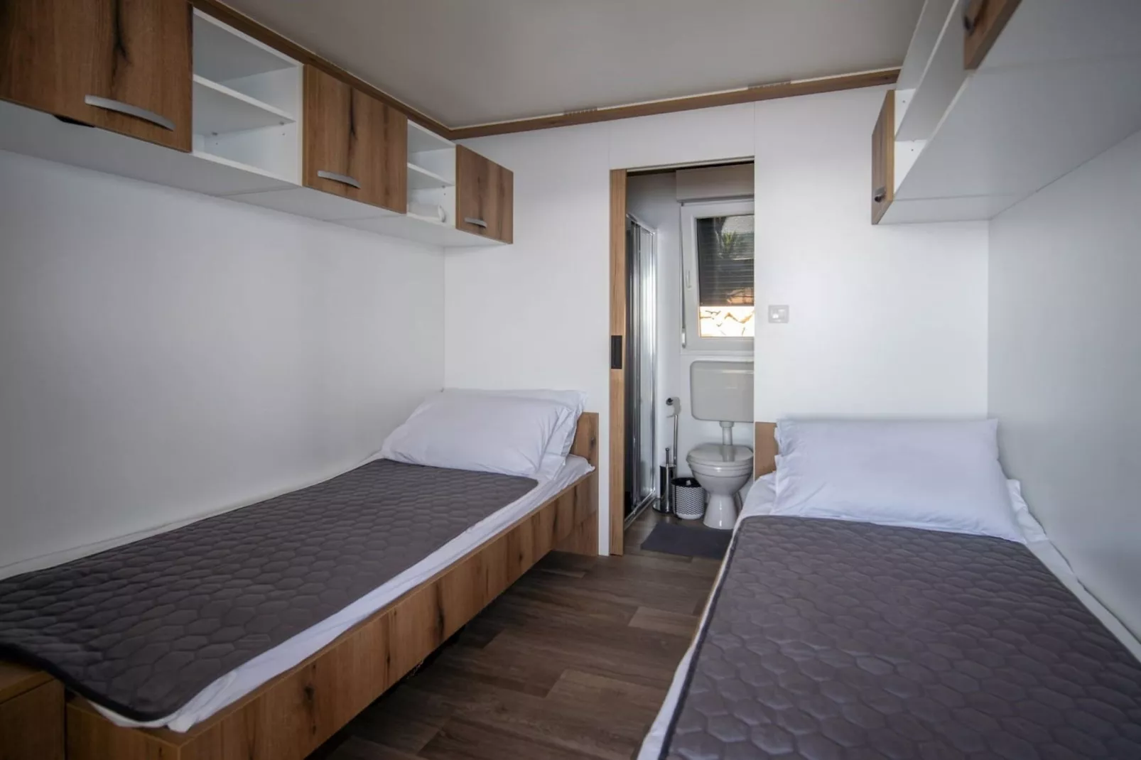 Seaside Deluxe Escape at Klenovica Camping - Two Bedroom Mobile Home with Hot-Tub  (owner 419)-Slaapkamer
