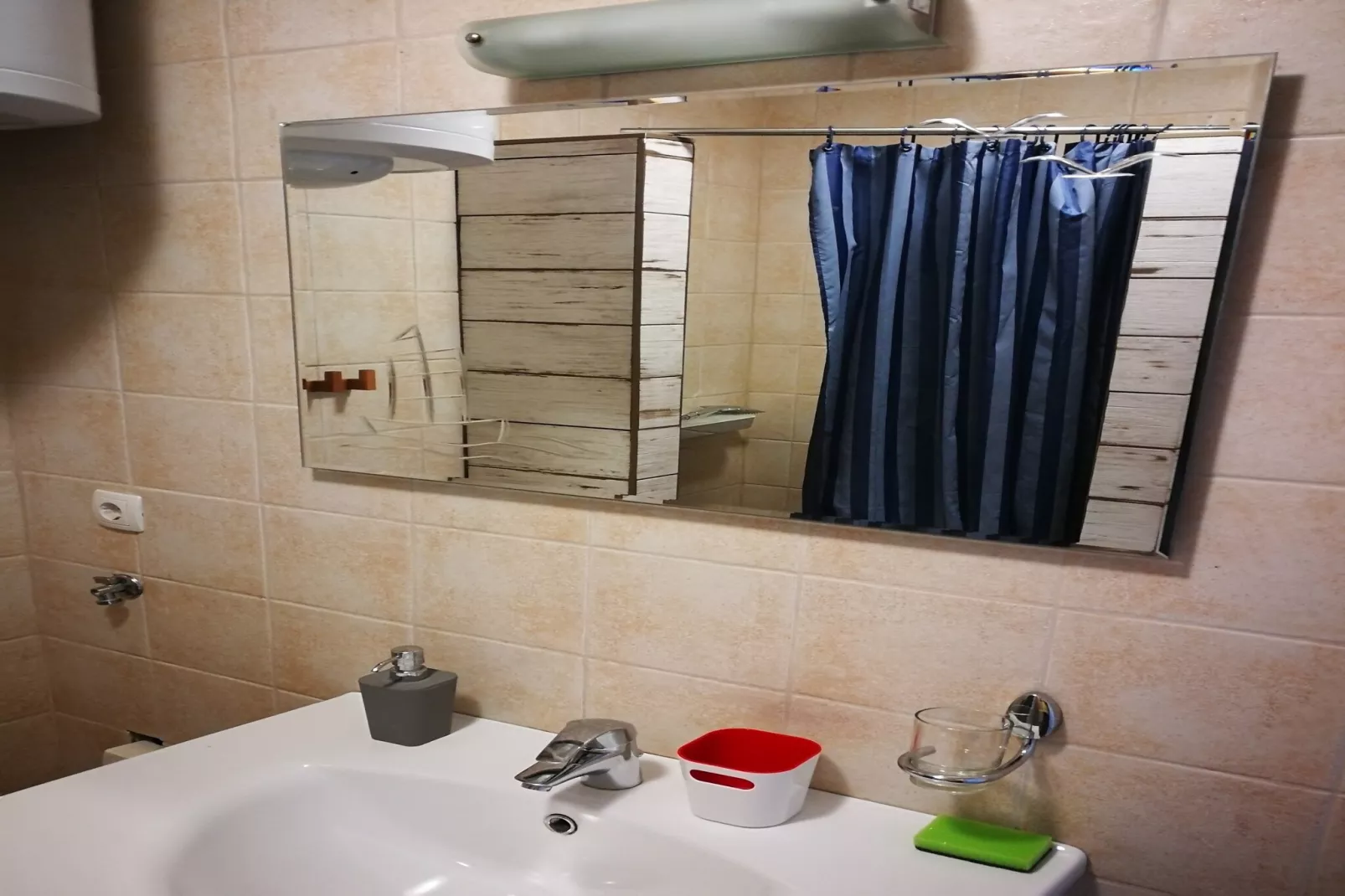Two-Bedroom Apartment (A2-Luna)-Badkamer
