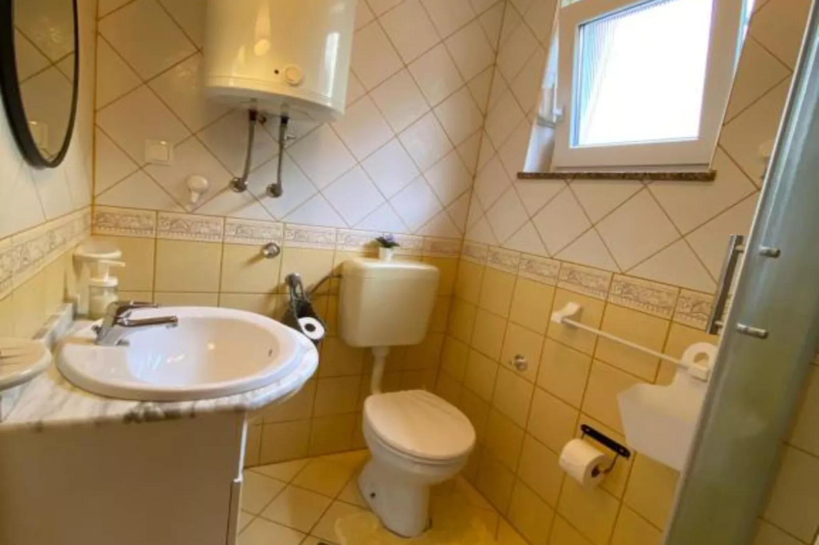Apartments Lara Rab - Studio Apartment with Balcony-Badkamer