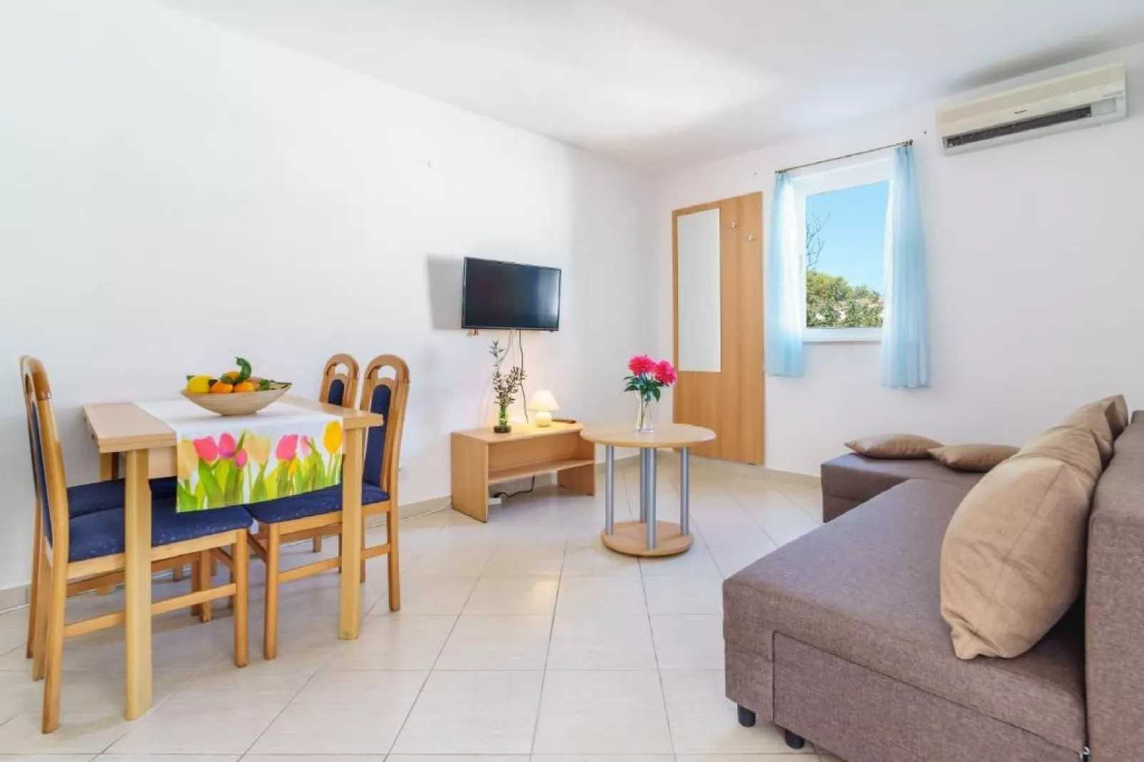 Lumbarda Resort Apartments -Comfort One Bedroom Apartment  E8-Woonkamer