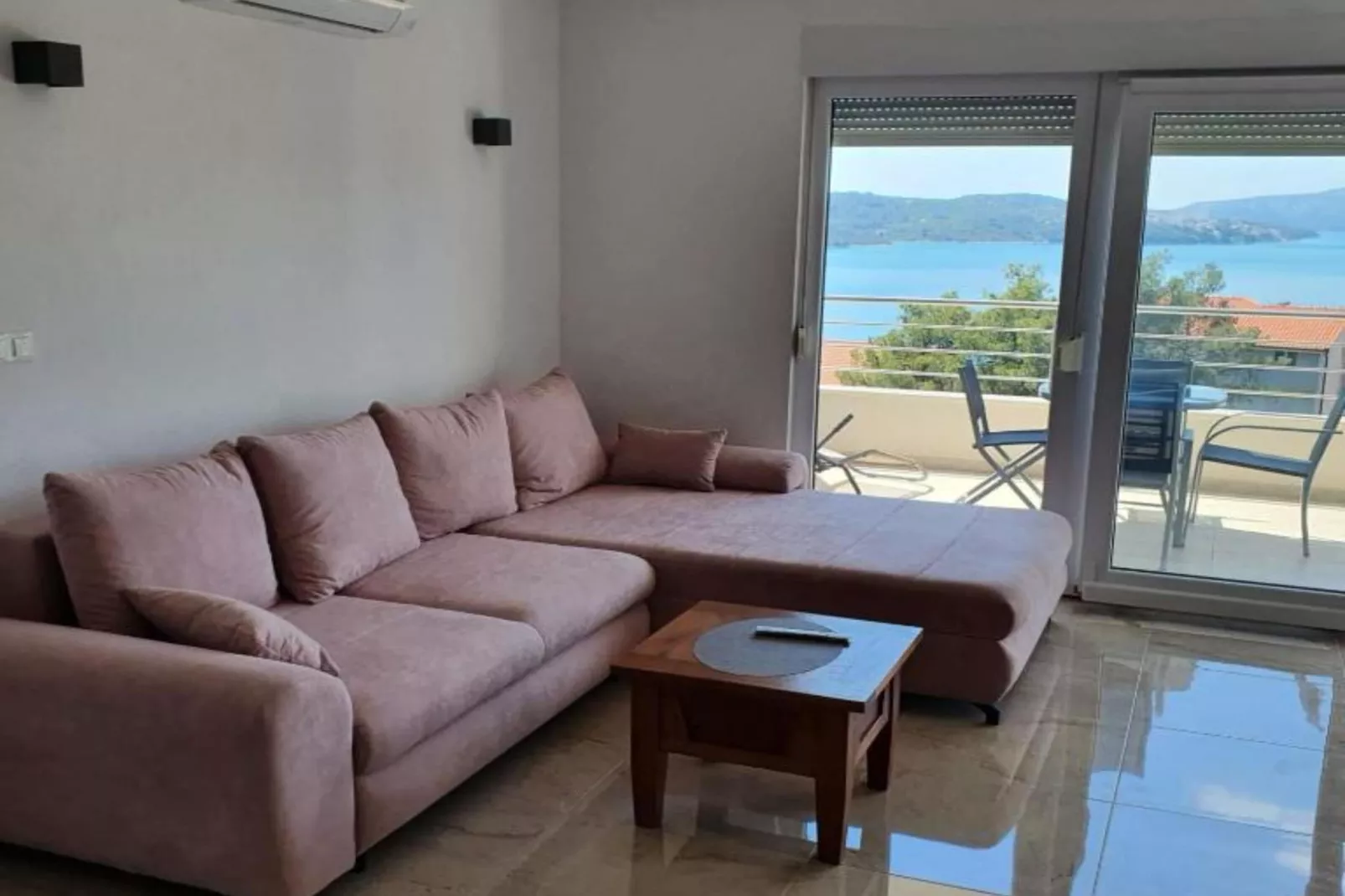 Spacious Villa With Outdoor Swimming Pool in Trogir - Three Bedroom Apartment-Slaapkamer