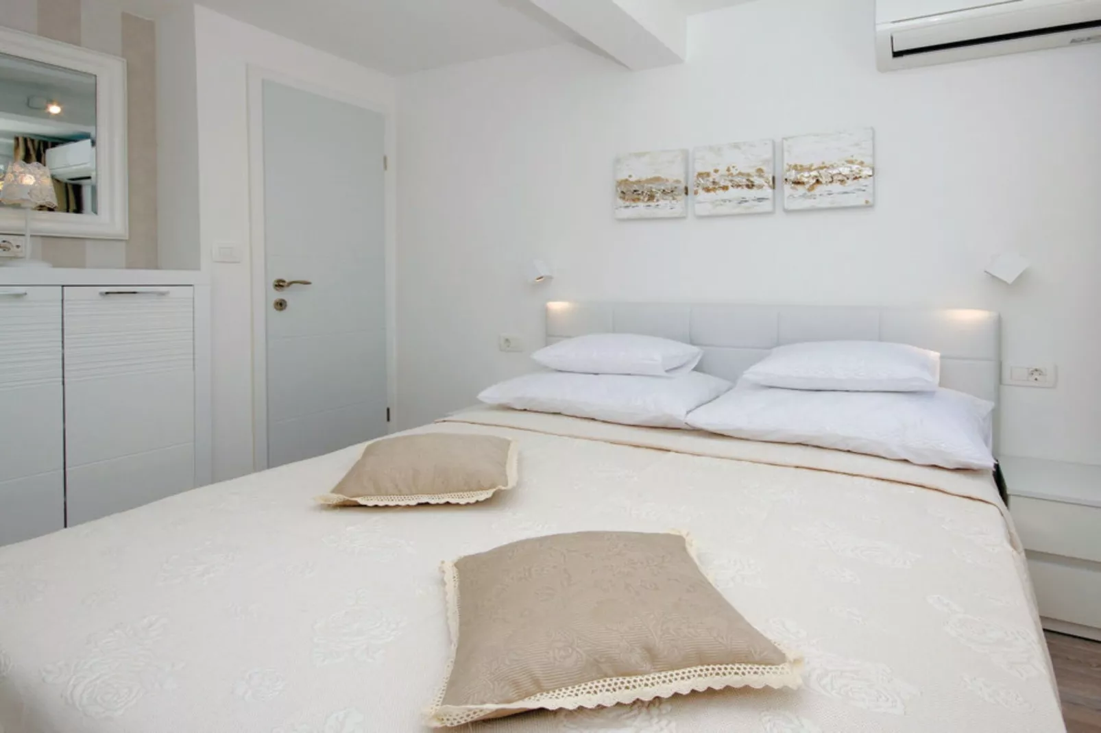 Luxury Villa MaLo - Holiday Home-Slaapkamer