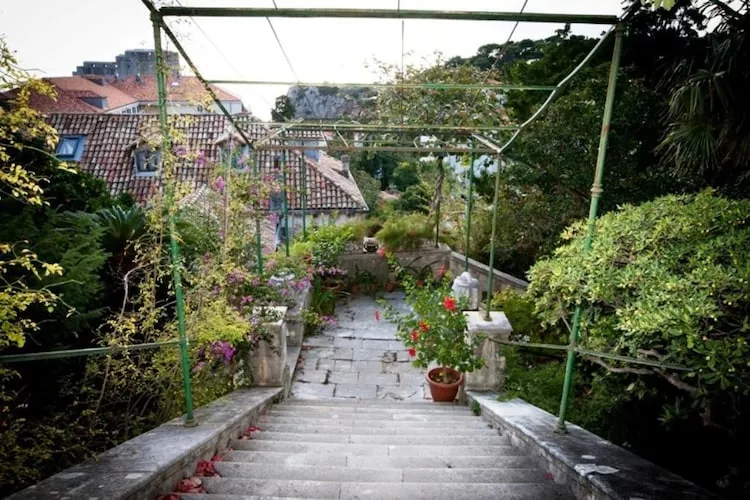 Villa Iveta - Triple Room with Private External Bathroom (Marija)-Buitenlucht