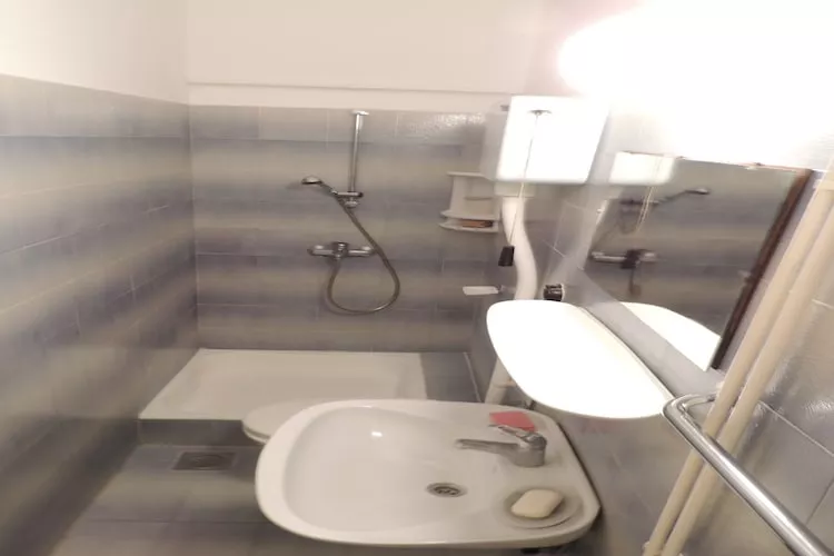 Apartments Majkovica- Double Room with Private External Bathroom-Badkamer