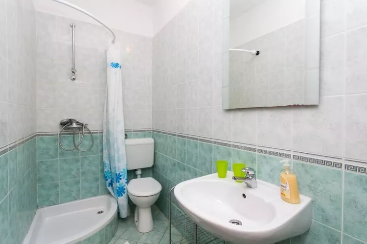 Guest House Zec - Studio with Balcony(3 adults)-Badkamer