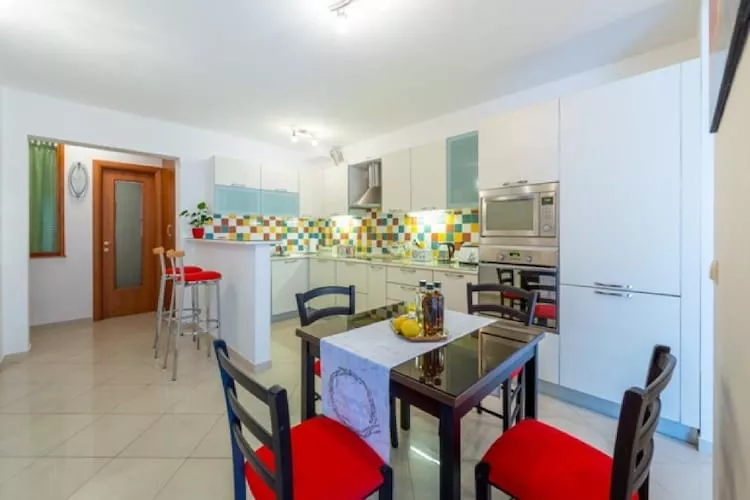 Feel Good Apartment - Two-Bedroom Apartment with Terrace and Garden View-Keuken