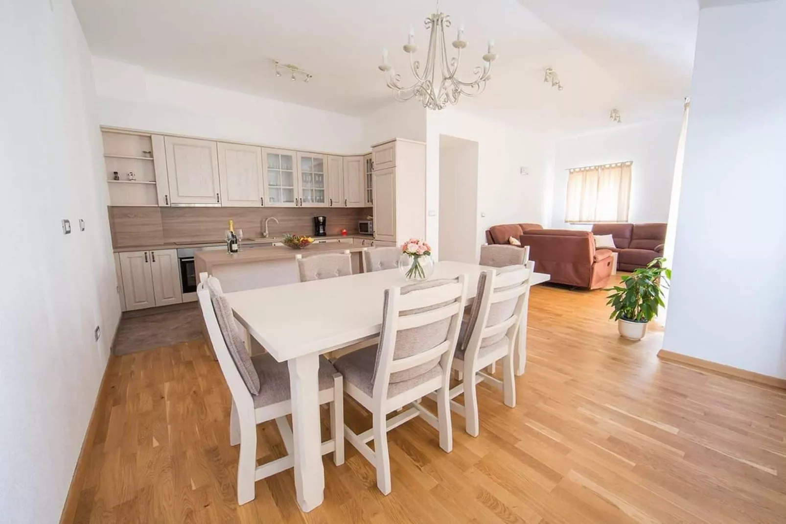 Holiday Home J&D No.2-Nine Bedroom House with Pool-Keuken