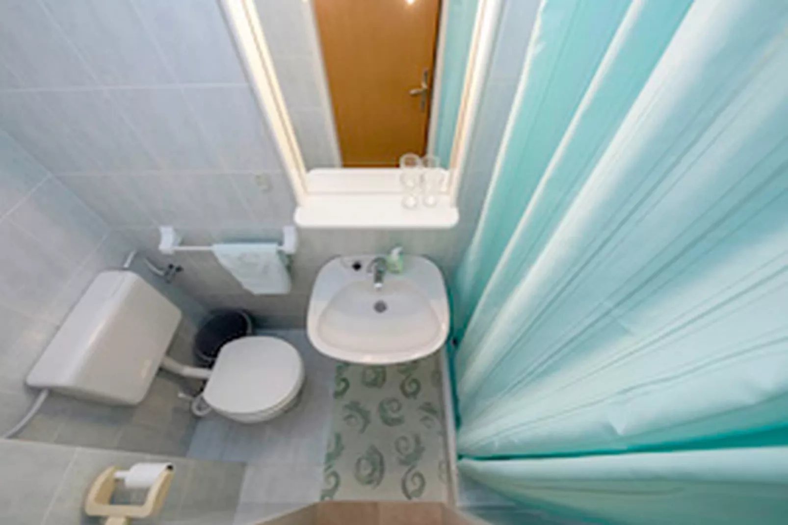 Apartments & Rooms Green Bay - Double Room with Balcony and Sea View (Room 1)-Badkamer
