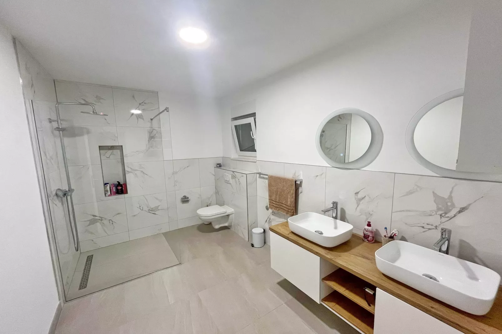 Villa Zuzul - Four Bedroom Villa with Swimming Pool-Badkamer