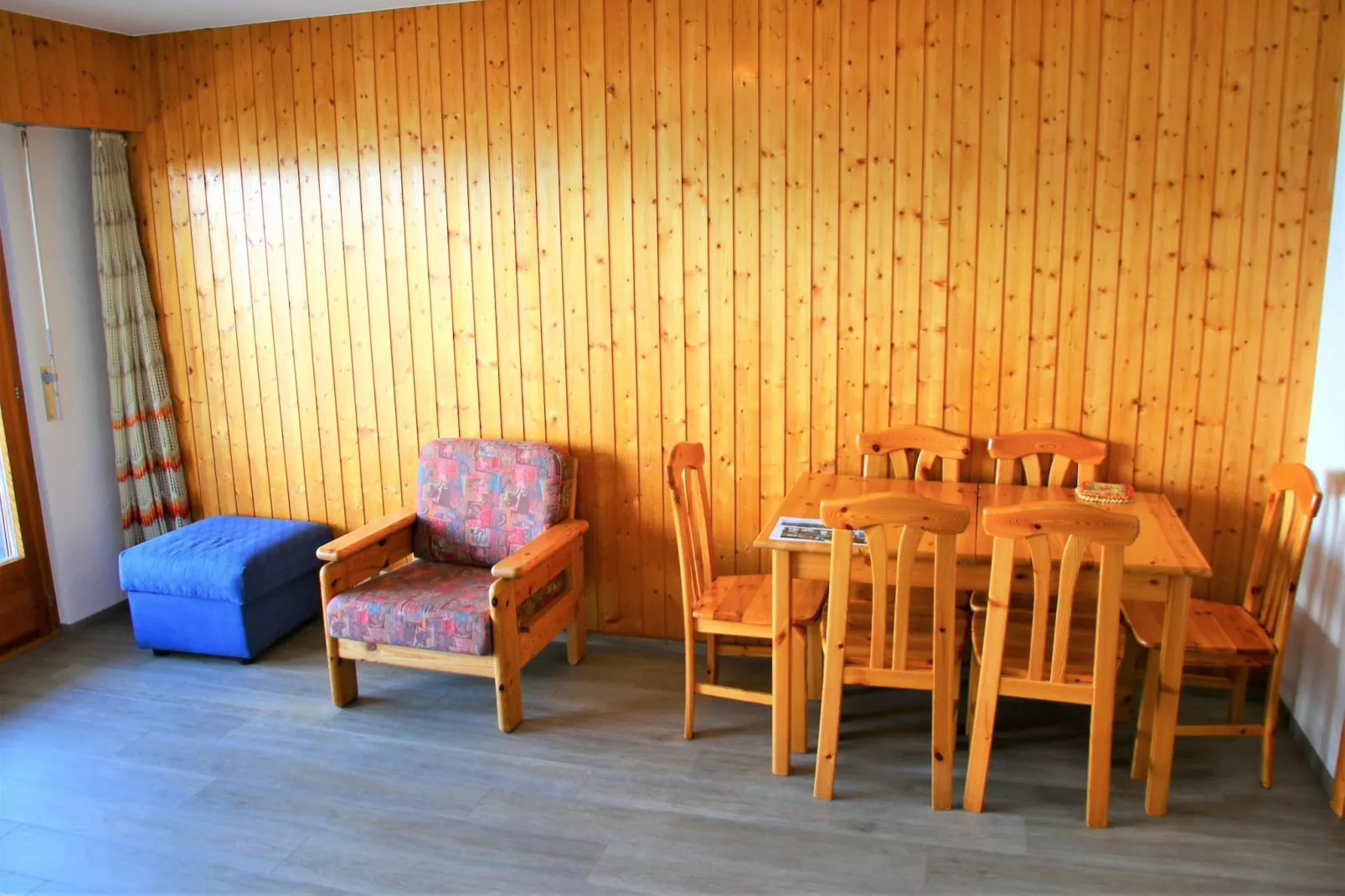 Mont-Rouge E 012 - VIEW apartment 6 pers-Eetkamer