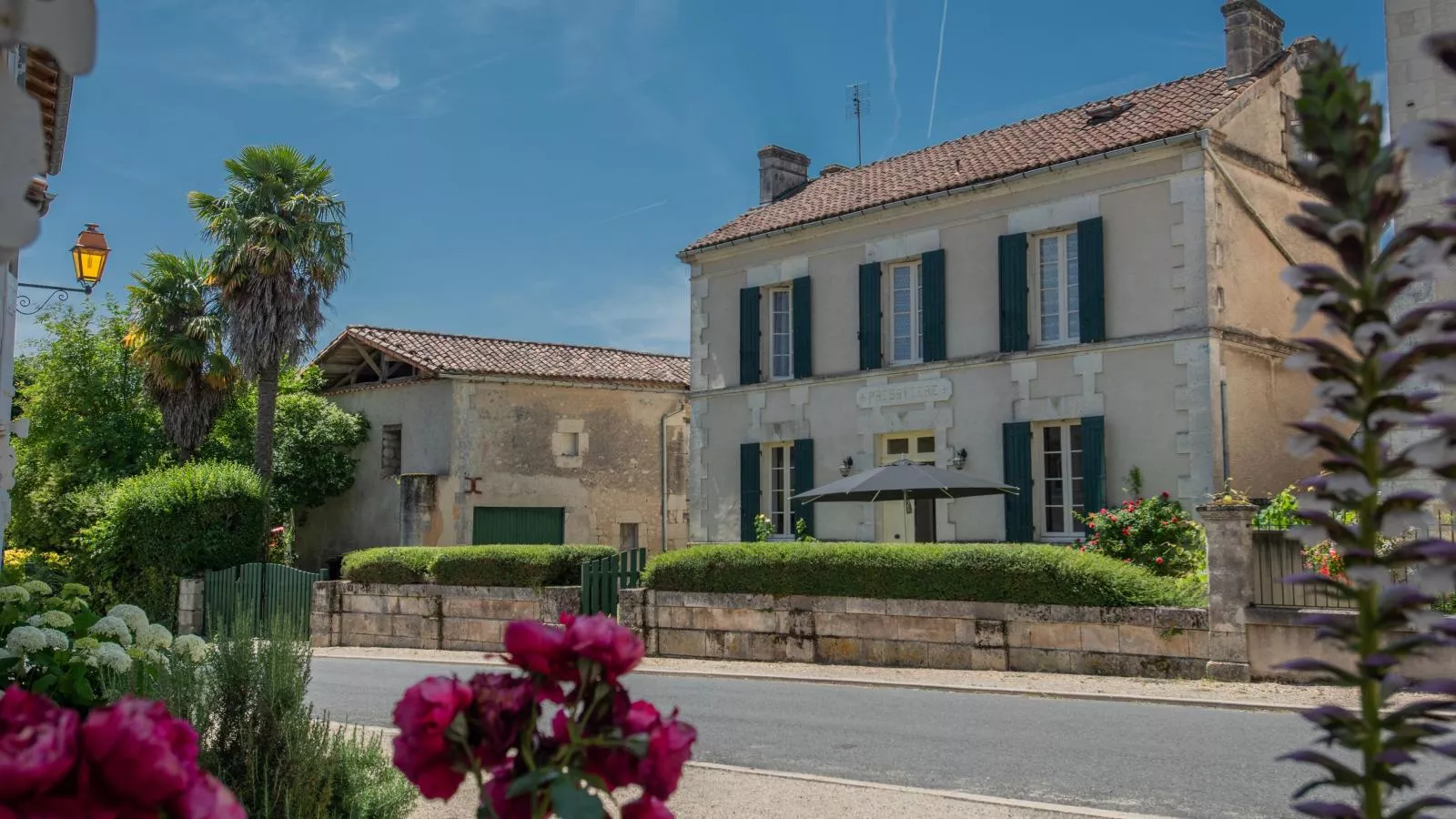 Gîtes de La Maison du Bonnesheur-Buitenkant zomer