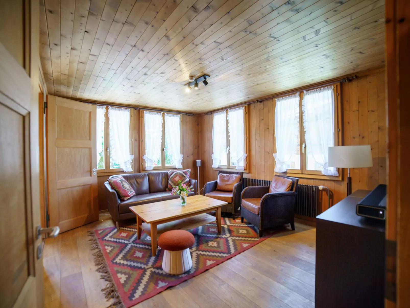 Lena, Chalet-Binnen