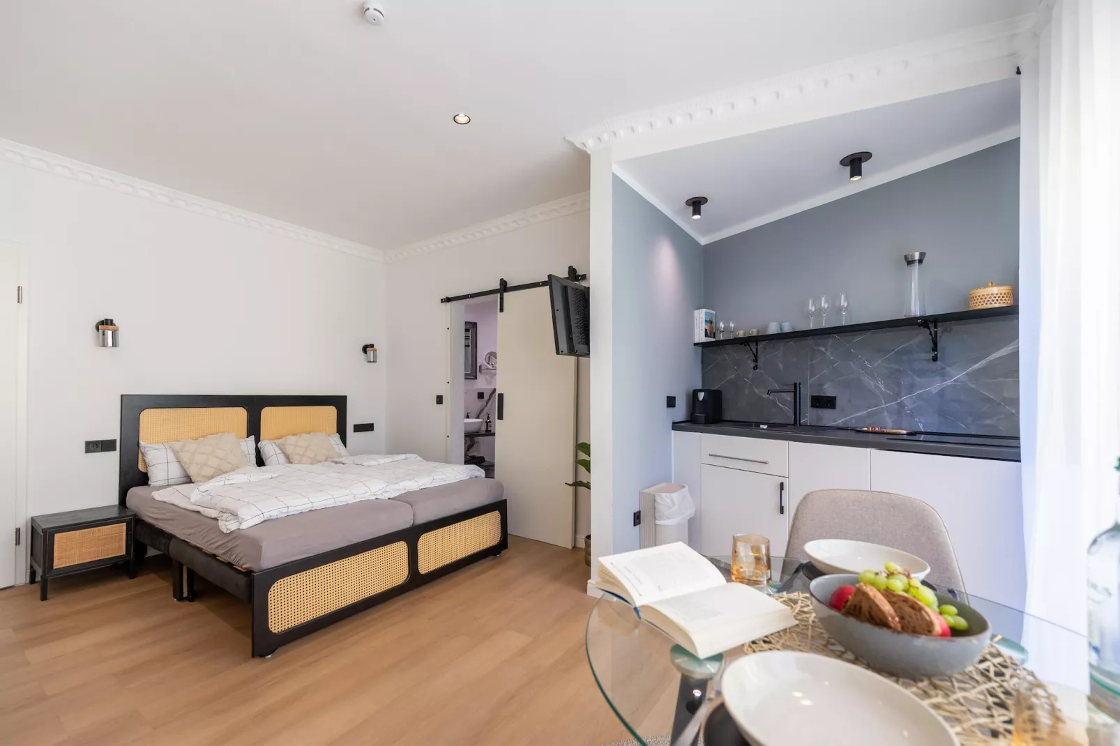 Modern Stay Studio mit Balkon-Woonkamer