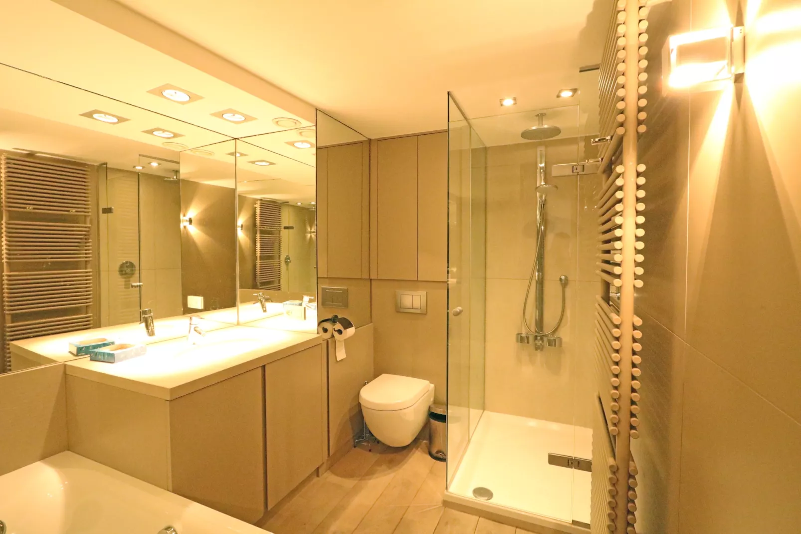 ABRI D'ANTIGON 702  Box-Badkamer