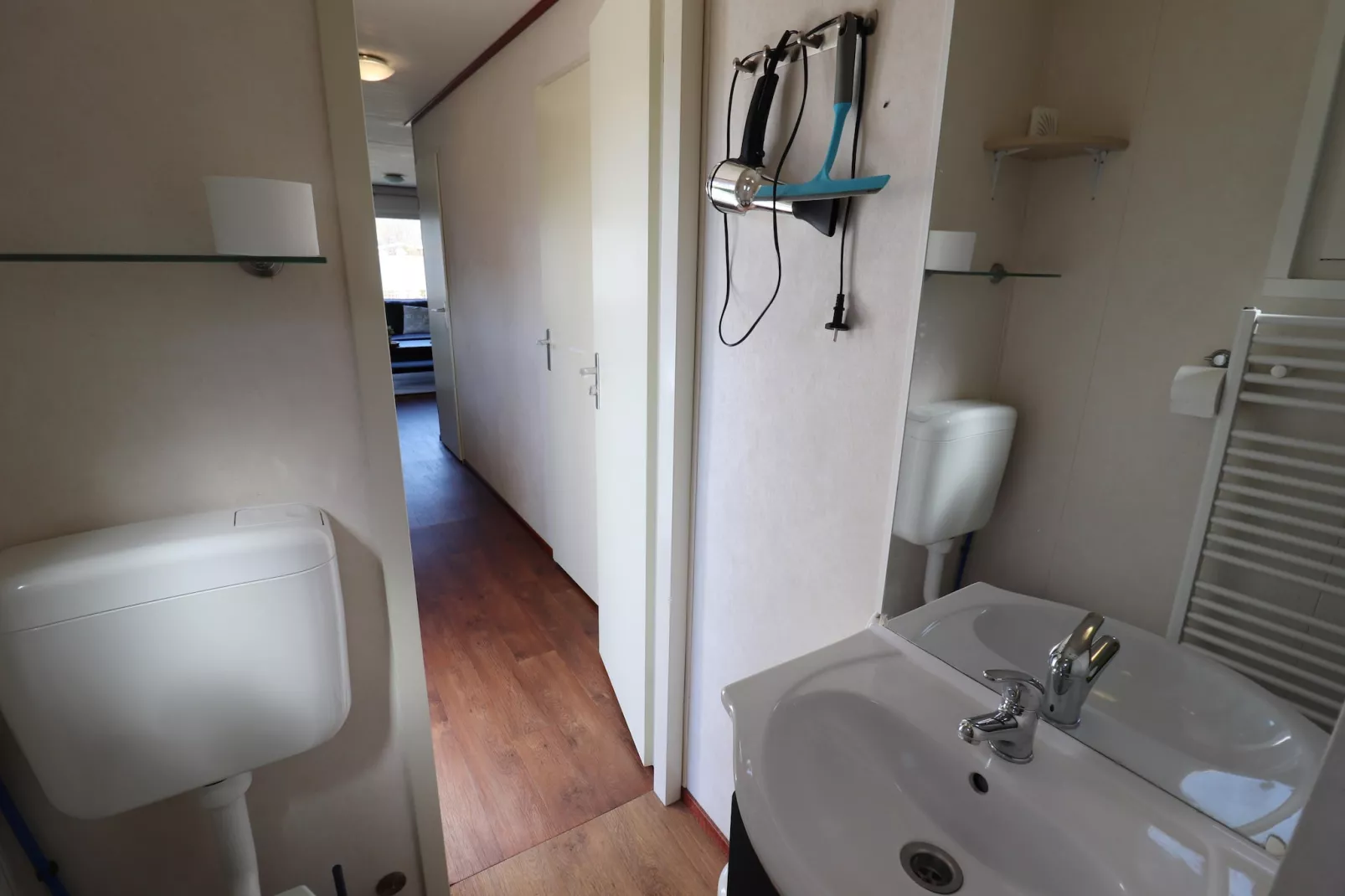 2 chalets naast elkaar-Badkamer