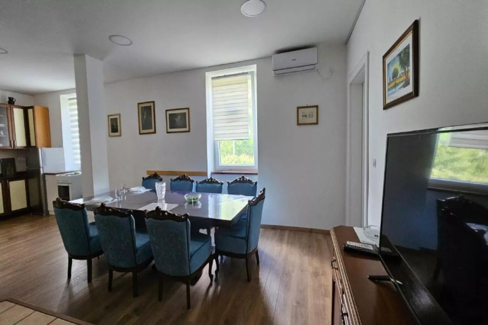 Apartment Gracac - Two Bedroom Apartment with Terrace-Eetkamer