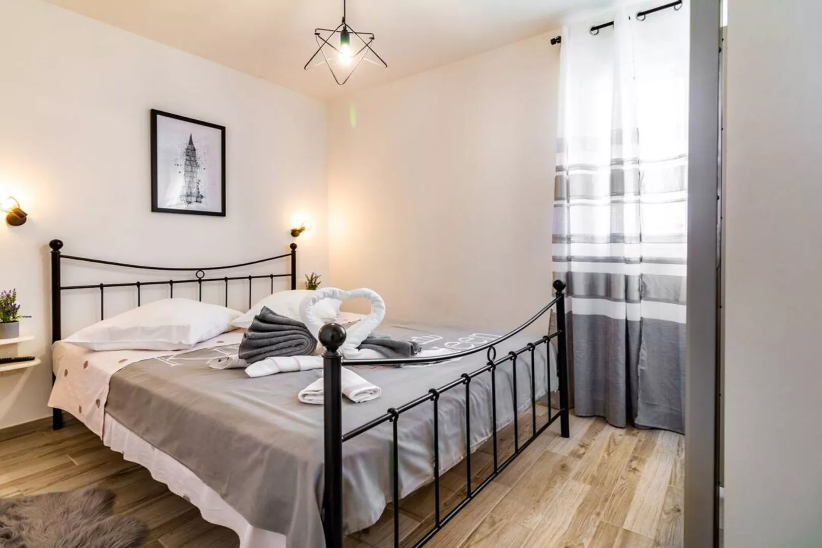 Holiday Home Sunny Side - Six Bedroom Holiday Home-Slaapkamer