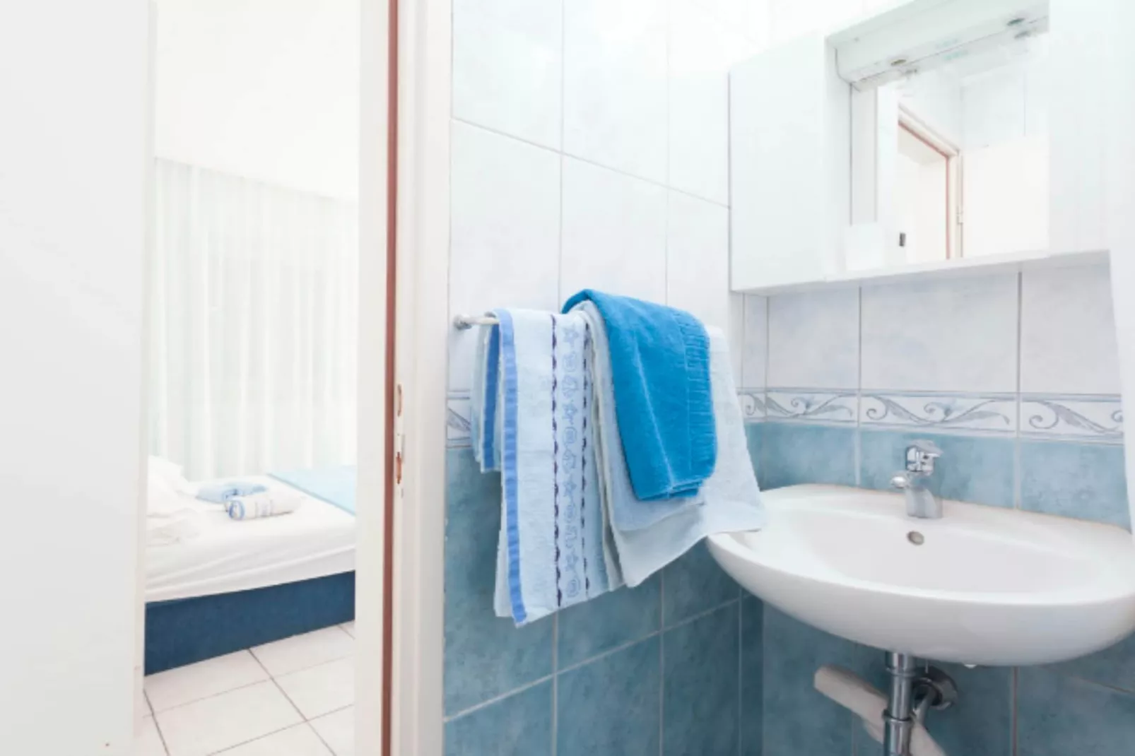 Apartments Lili - Two Bedroom Apartment with Balcony-Badkamer