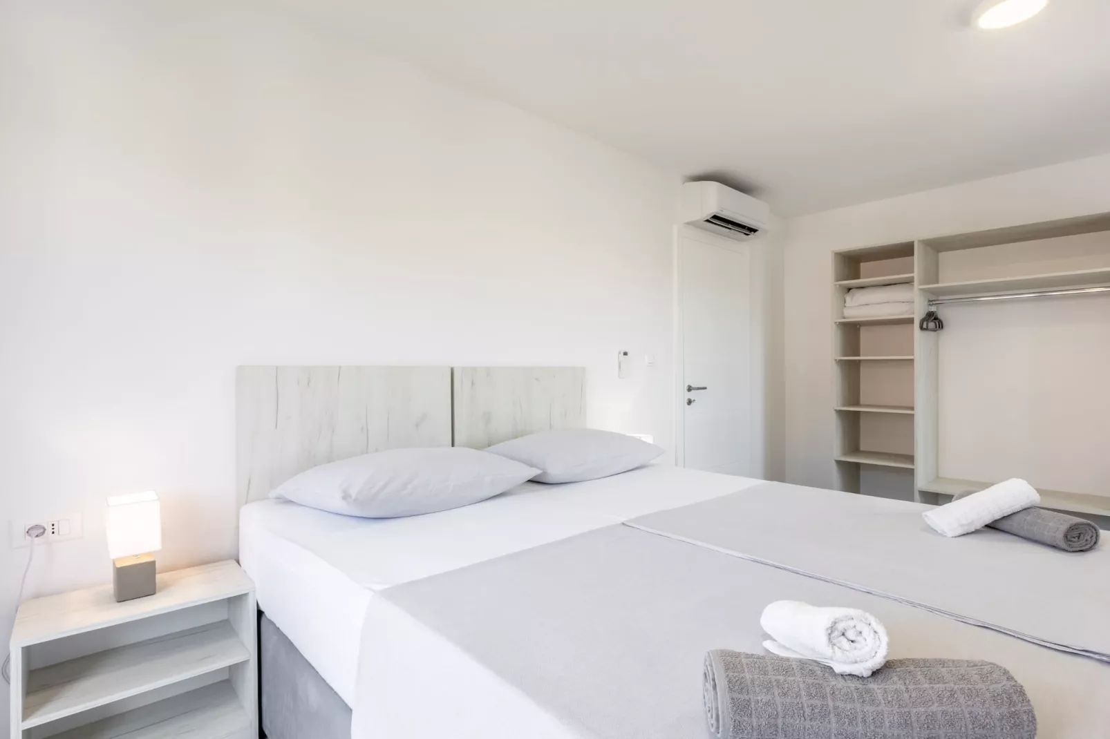 Villa Bonce - Five Bedroom Villa with Private Swimming Pool-Slaapkamer