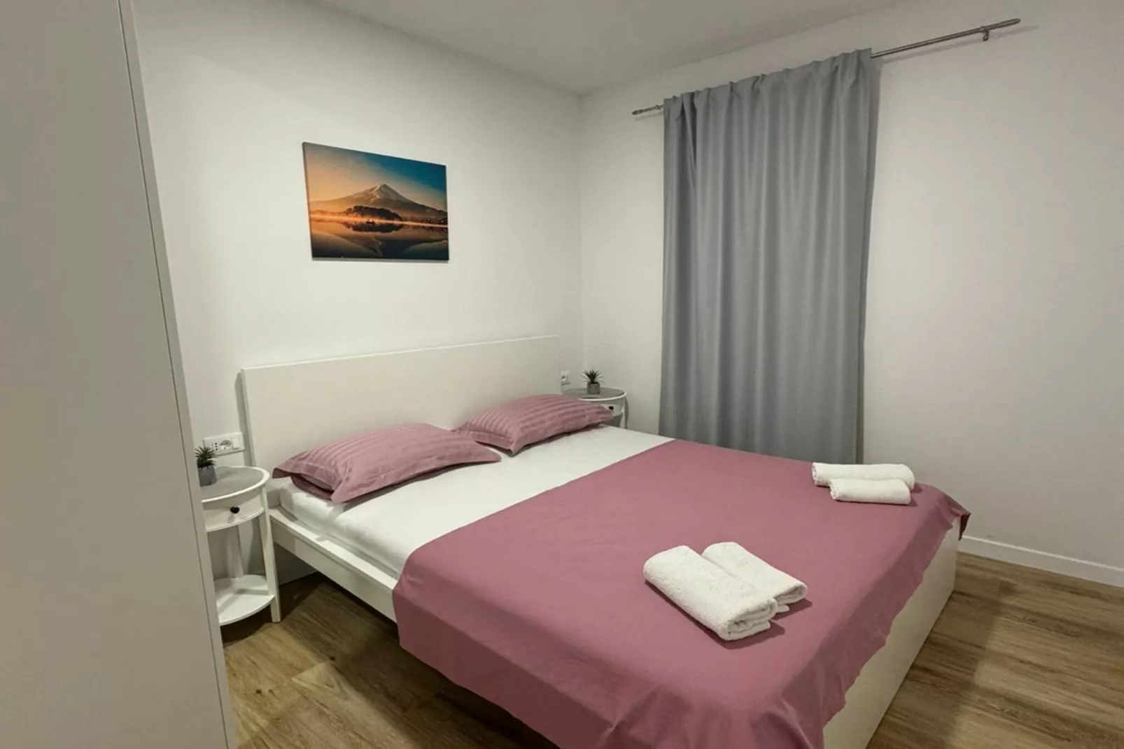 Apartment & Rooms Papa - Two Bedroom Apartment with Balcony and Partial Sea View-Slaapkamer