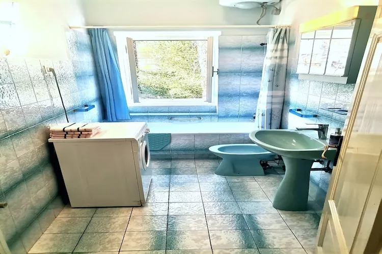 Secluded Lovran Apartment with Balcony and Patio- Two Bedroom Apartment-Badkamer