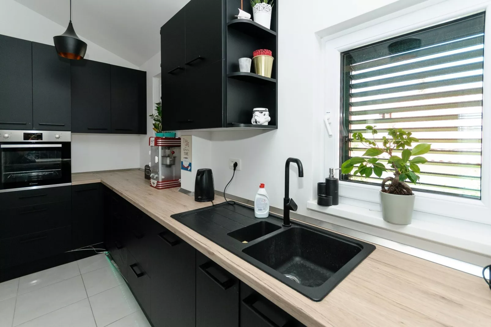 Luxury Villa with Heated Pool, Terrace, and Outdoor Amenities for Relaxation - Five Bedroom Villa-Keuken