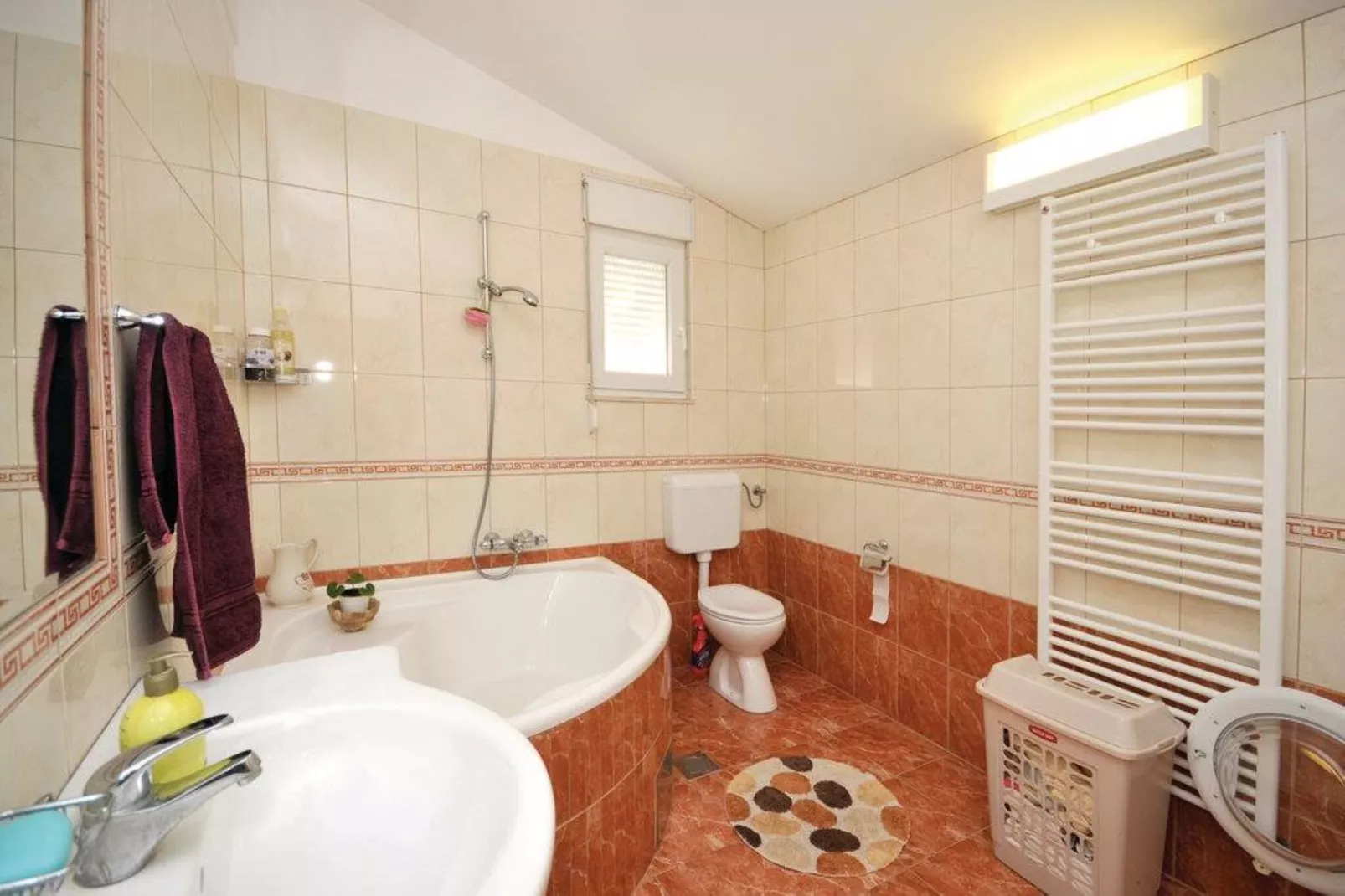 Chic and Stylish Kastel Novi Apartment with Pool - Five Bedroom Apartment With Pool-Badkamer