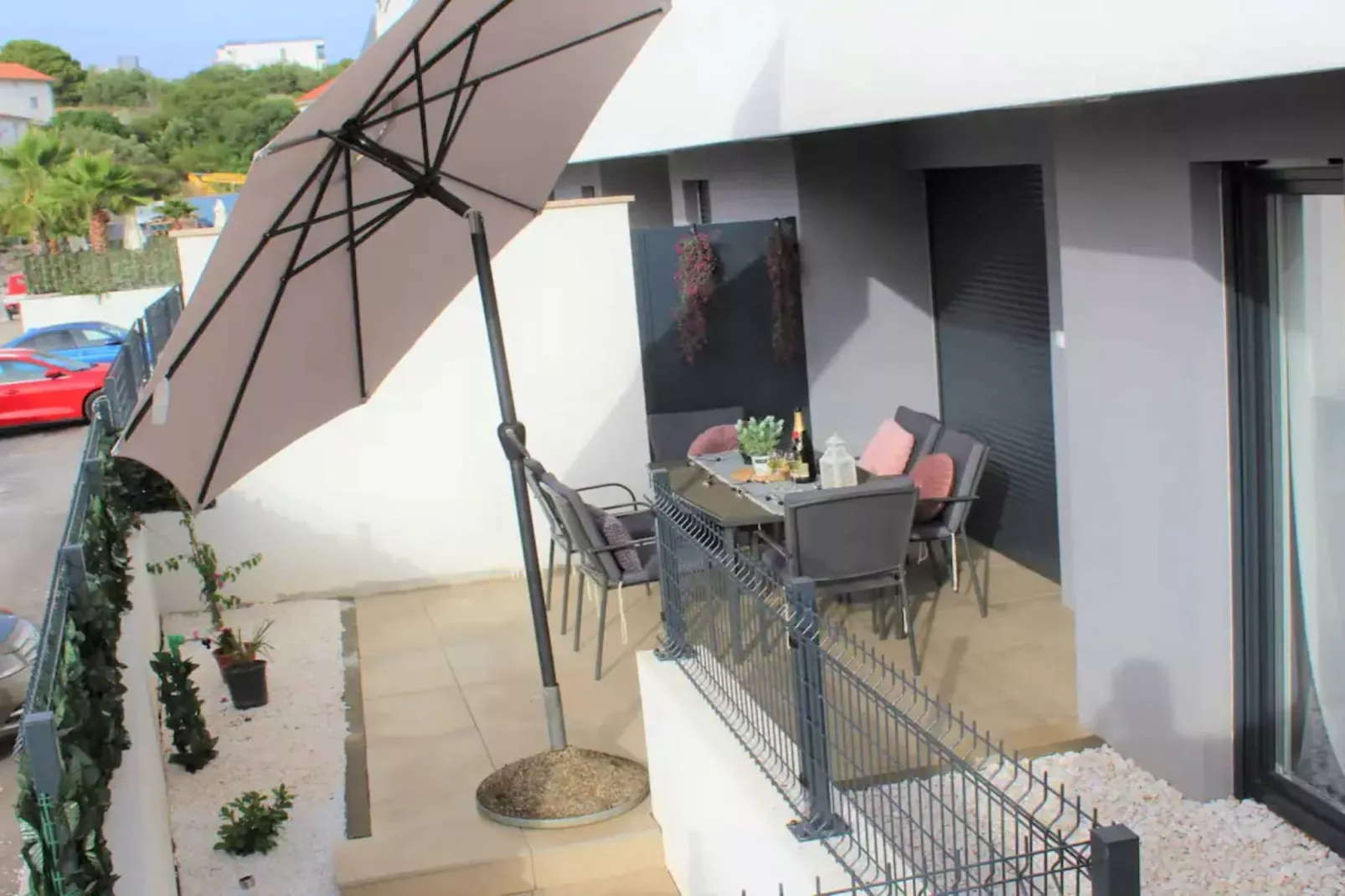 Stylish Okrug Gornji Apartment with Terrace and Patio - Two Bedroom Apartment with Terrace-Terrasbalkon