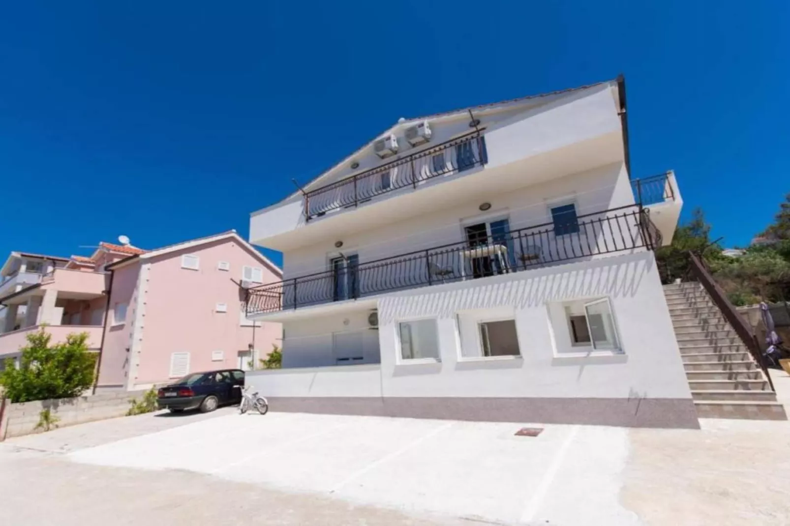 Seaside Okrug Gornji Apartment with Terrace and Patio - Two Bedroom Apartment with Terrace-Buitenlucht