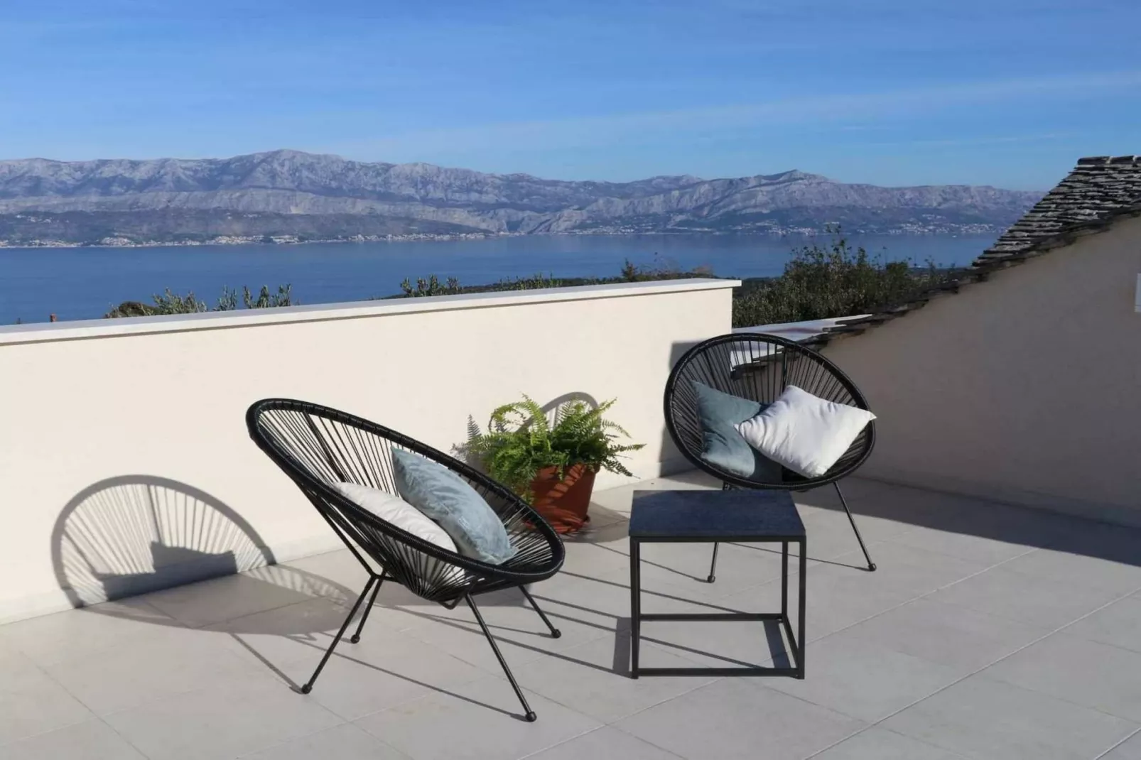 Secluded Oasis with Pool, Outdoor Kitchen, & Landscaped Terraces - Three Bedroom Villa-Keuken
