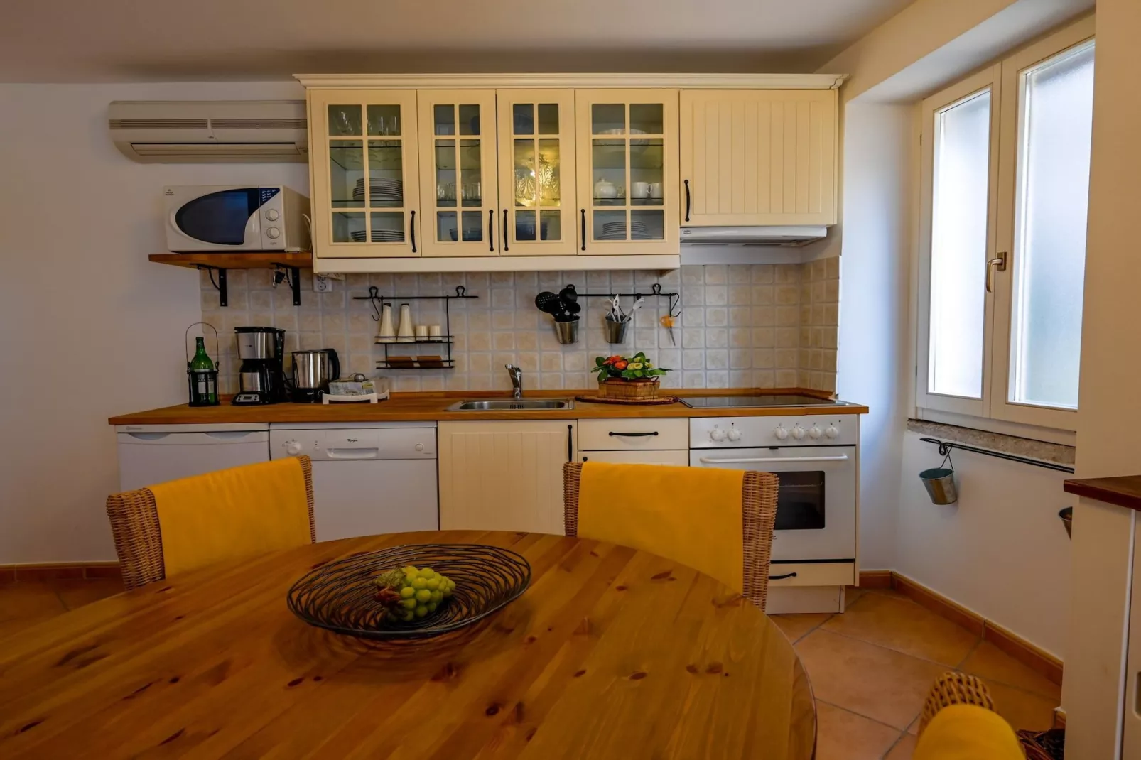 Sleek and Trendy Downtown Apartment - One Bedroom Apartment-Keuken