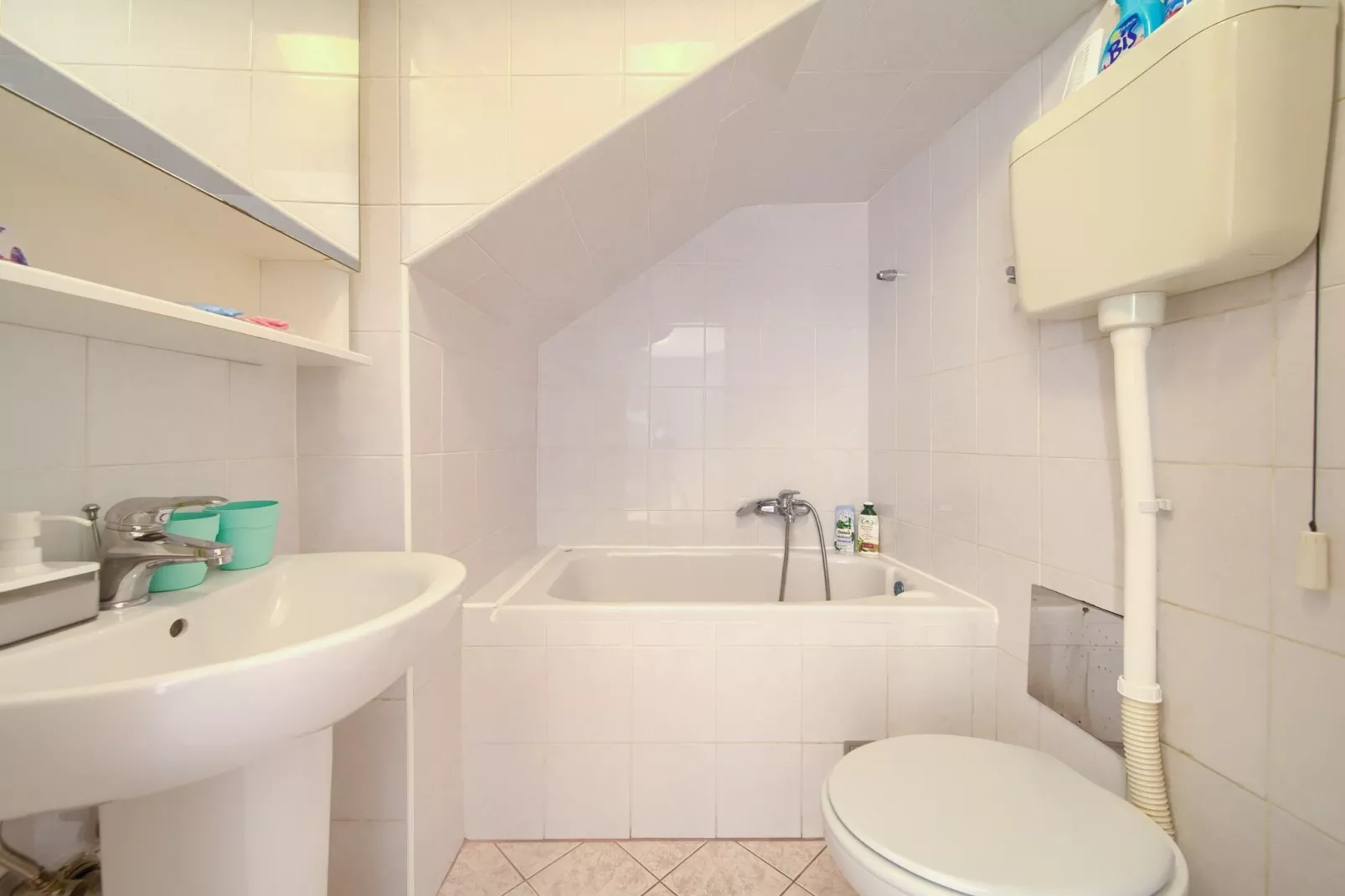 Chic and Charming Krk Downtown Apartments - Standard Studio Apartment (owner Bishop)-Badkamer