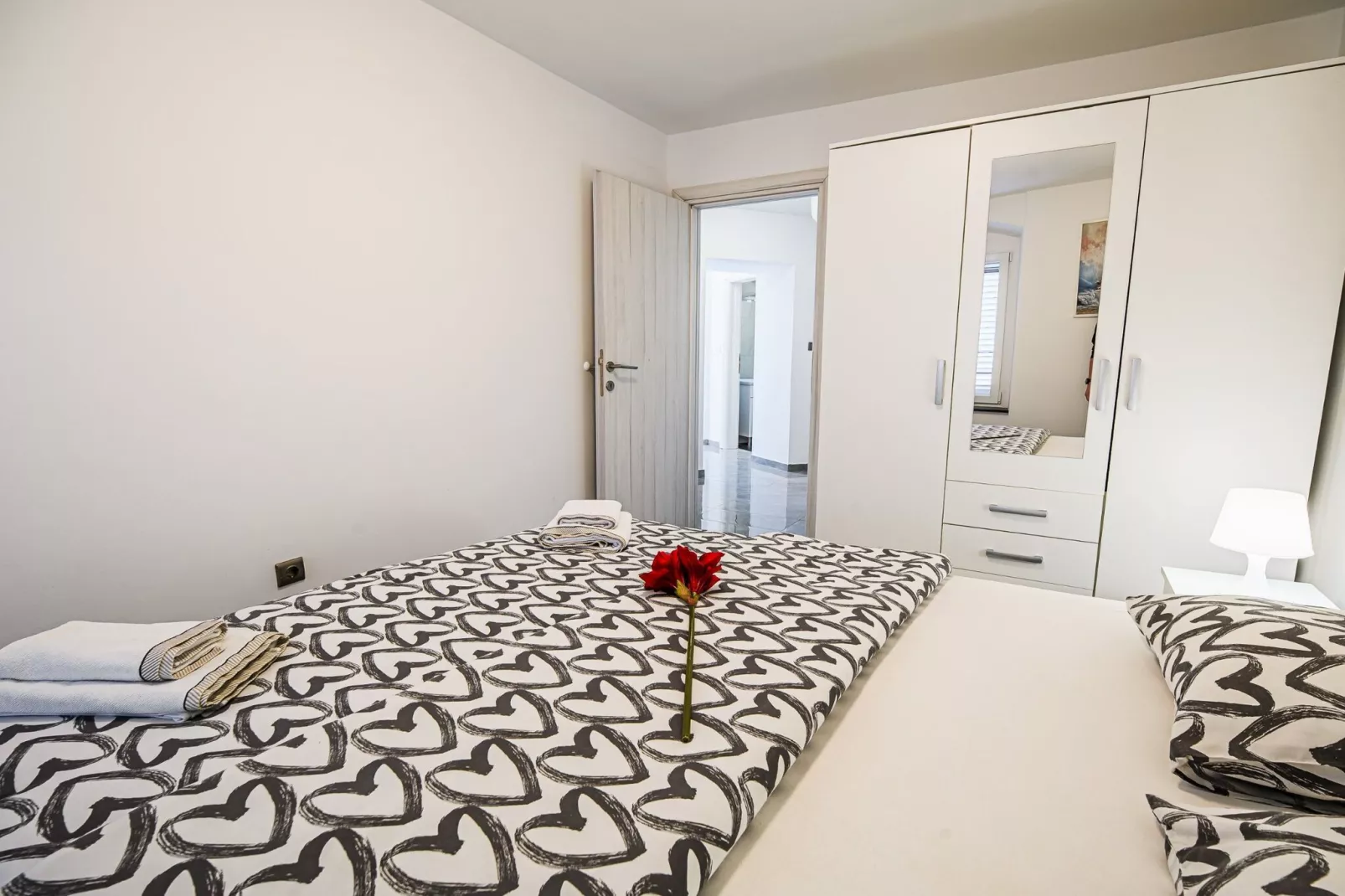 Sleek and Stylish Umag Apartments with Sea View - Two Bedroom Apartment with Balcony-Slaapkamer