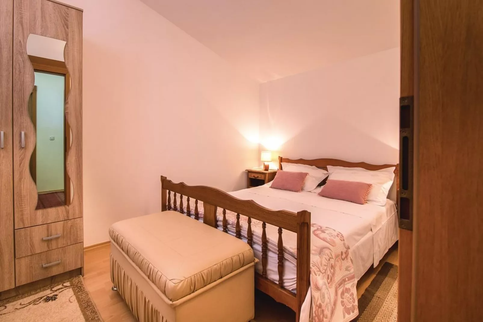 Picturesque Escape Holiday Home with Pool and Sauna - Four Bedroom Holiday Home with Sauna and Pool-Slaapkamer