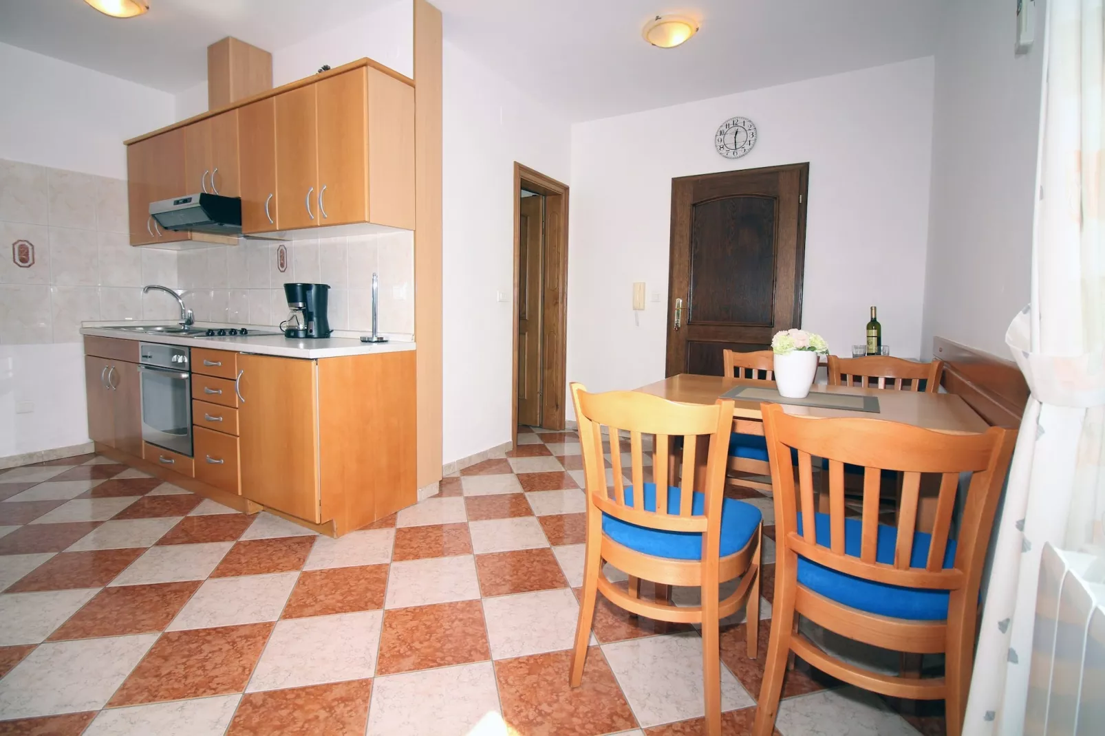 Zadar Coastal Haven - One Bedroom Apartment With Sea View-Eetkamer