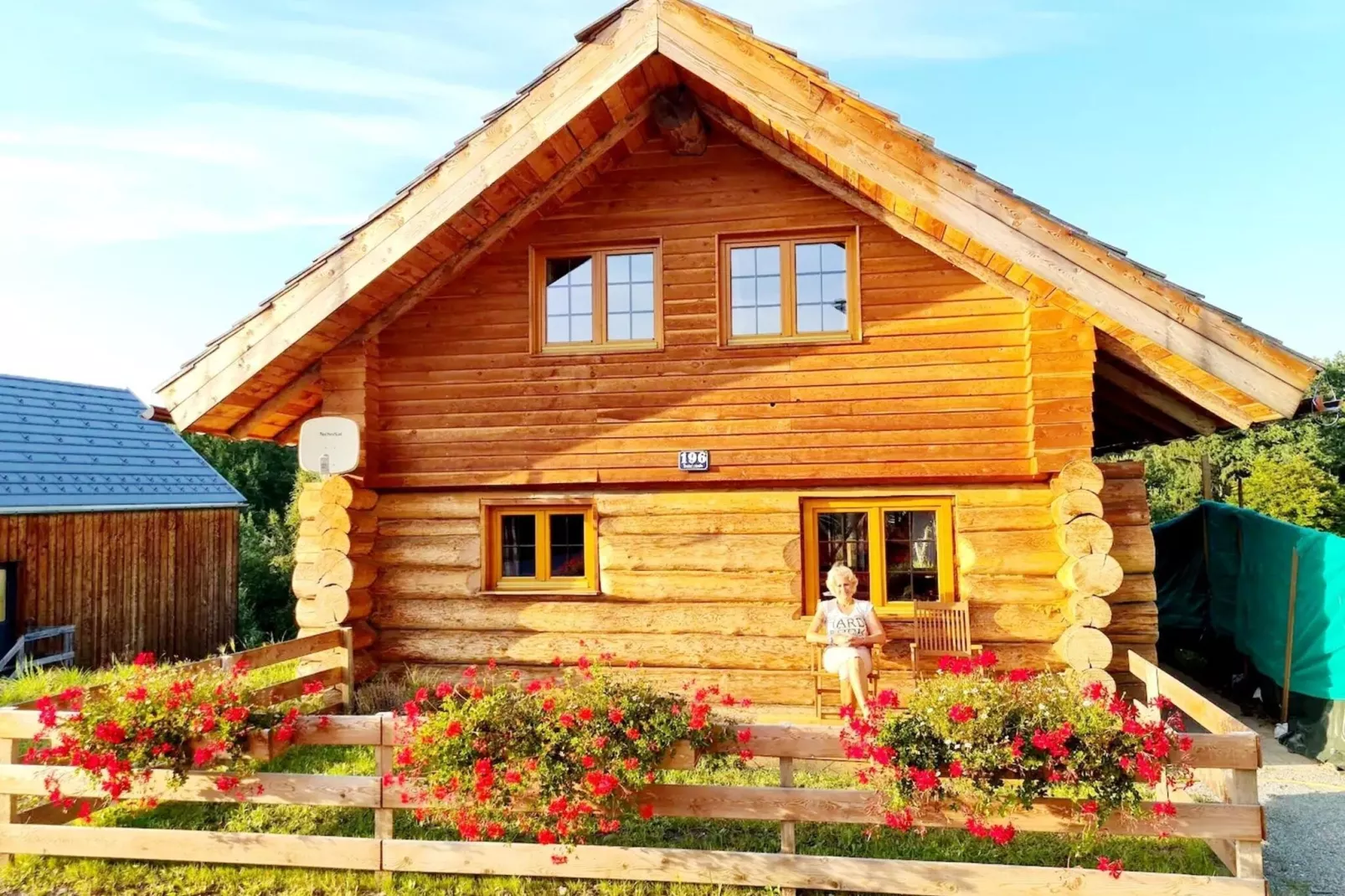 Naturstammhaus Almhütte-Buitenkant zomer