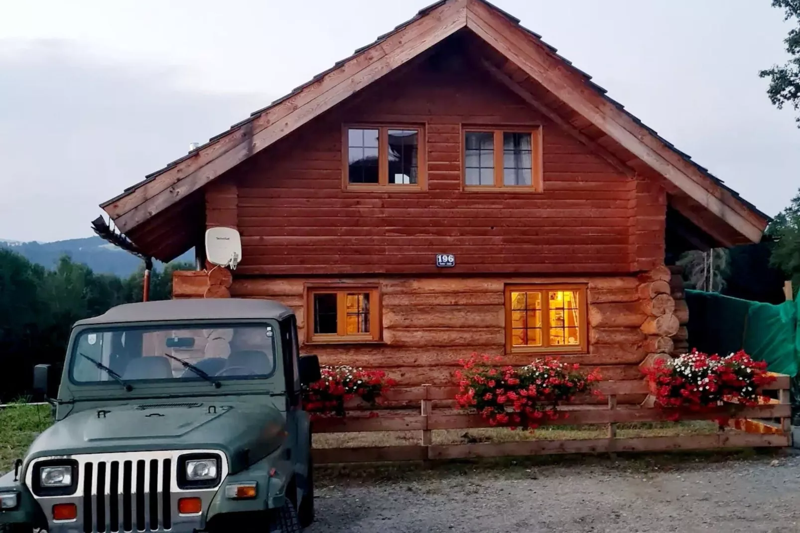 Naturstammhaus Almhütte-Buitenkant zomer