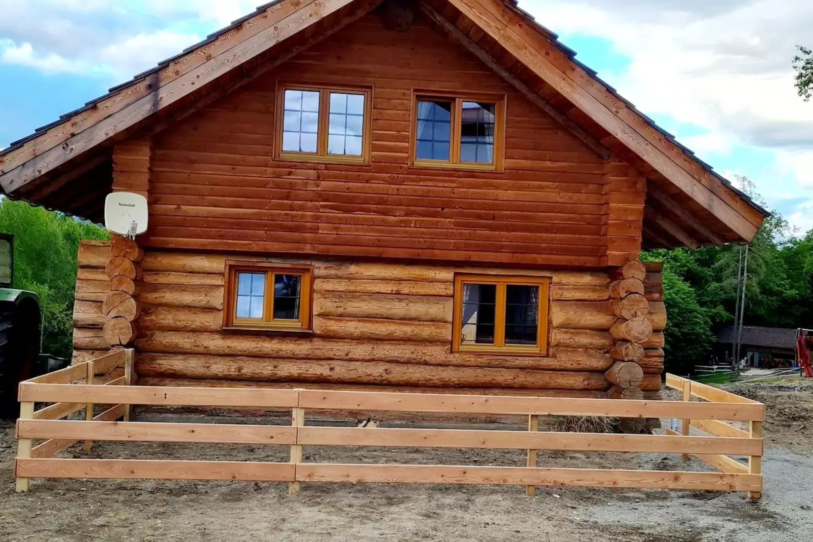 Naturstammhaus Almhütte-Buitenkant zomer