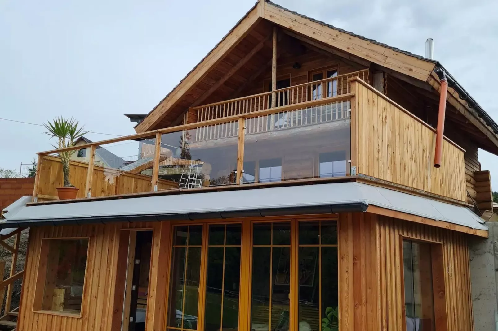 Naturstammhaus Almhütte-Buitenkant zomer