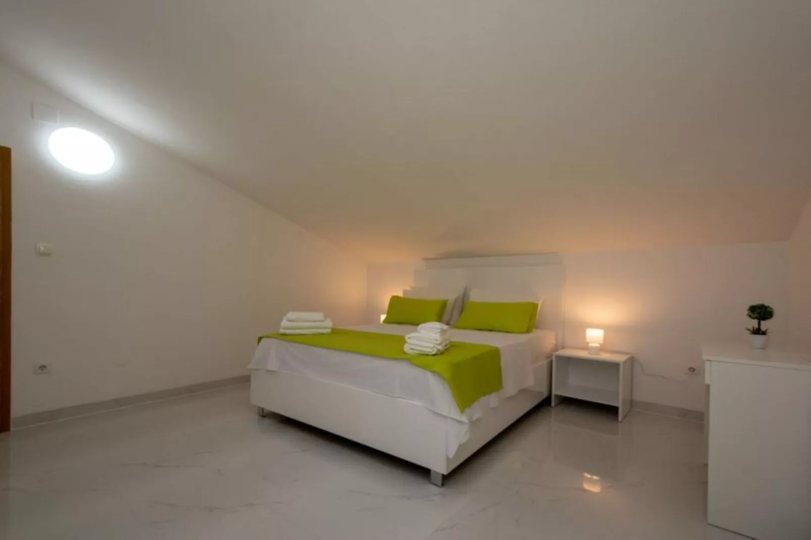Villa Tomi - Double Room With Sea View (3)-Slaapkamer