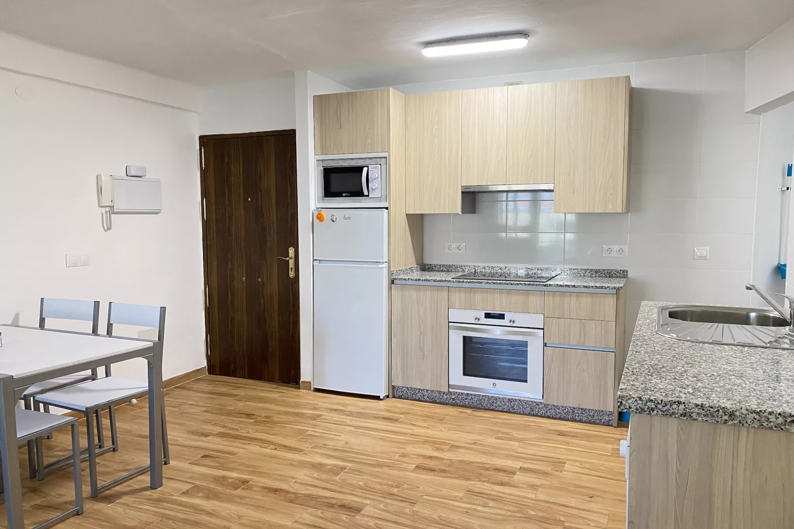 City Center 2B by Casasol-Keuken