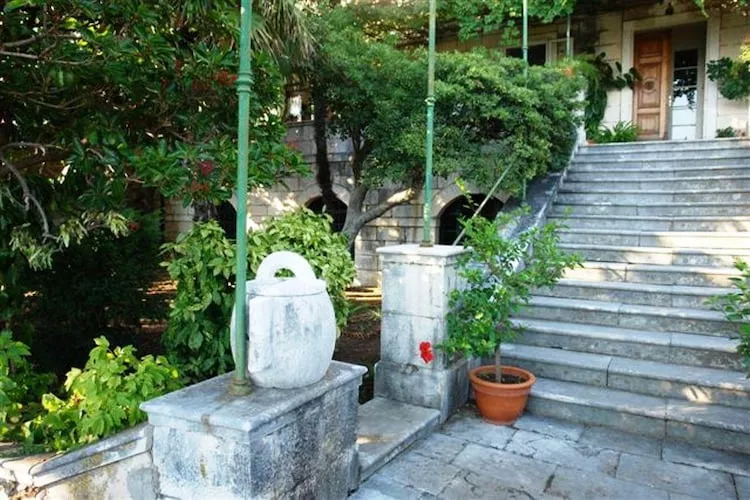 Villa Iveta - Triple Room with Private External Bathroom (Marija)-Buitenlucht