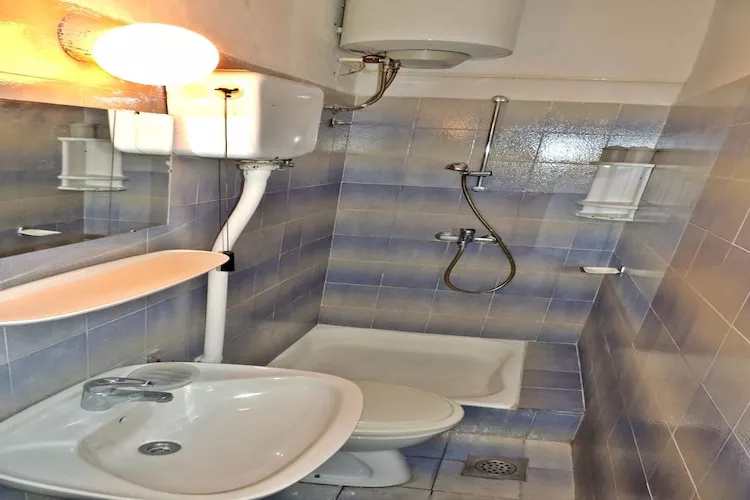 Apartments Majkovica- Double Room with Private External Bathroom-Badkamer